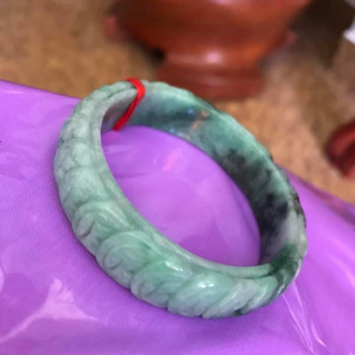 VÒNG TAY ĐÁ CẨM THẠCH TỰ NHIÊN BẢN HẸ TIỀN NGỌC 51MM TRẠM DÃY TIỀN MAY MẮN MÀU XANH NGỌC NHẸ LÊN ĐẬM DẦN ĐẸP Kích thước 51mmx độ dầy 6,5mm x Cao 14mm NỮ 48KG - 55KG ĐEO Ạ