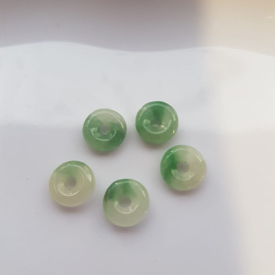 Bộ Trang sức Charm Vòng Tay gồm 5 đồng tiền may mắn tài lộc  Chất liệu đá cẩm thạch xanh Ngọc trắng tự nhiên bóng đẹp  Size hạt đk 9mm x đk cao 3mm x lỗ giữa đồng tiền 2mm nữ phối vòng tay và làm mặt dây chuyền đeo đẹp ạ