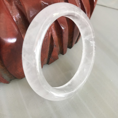 Vòng Thạch Anh Trắng Tự Nhiên Bản Hẹ Mới đẹp Ni 55mm Cao 12mm Dầy 9mm Màu trắng trong bóng đẹp Nữ mệnh Kim mệnh Thủy tay vừa đeo 50kg - 55 kg ạ