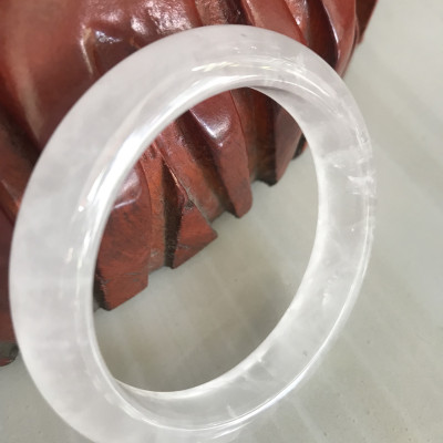 Vòng Thạch Anh Trắng Tự Nhiên Bản Hẹ Mới đẹp Ni 55mm Cao 12mm Dầy 9mm Màu trắng trong bóng đẹp Nữ mệnh Kim mệnh Thủy tay vừa đeo 50kg - 55 kg ạ