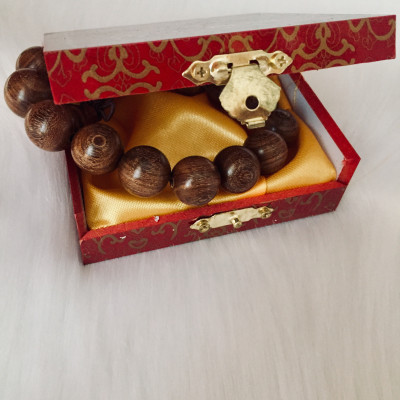 Bộ Vòng đeo tay phong Thủy Gỗ Đàn Hương Lụa Vàng Tự Nhiên Ấn Độ, Kèm Hộp đựng lót nhung nỉ
