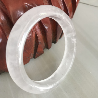 Vòng Thạch Anh Trắng Tự Nhiên Bản Hẹ Mới đẹp Ni 55mm Cao 12mm Dầy 9mm Màu trắng trong bóng đẹp Nữ mệnh Kim mệnh Thủy tay vừa đeo 50kg - 55 kg ạ