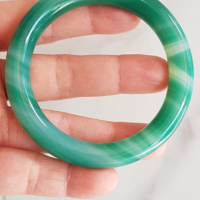 Vòng tay đá mã não xanh vân sọc trắng nhẹ mới Ni 53mm x cọng 9mm Vòng màu xanh ngọc đậm đều vân sọc đẹp ạ Nữ 52kg - 58kg đeo mệnh Mộc hỏa thủy ạ