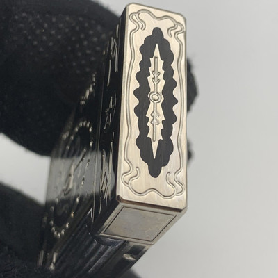 Vỏ Hột Quẹt Bật Lửa Upon D08T Họa Tiết Hoàng Gia Bạc Đen - Dùng Gas Đá Cao Cấp