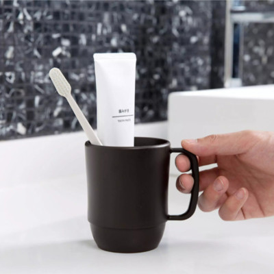 Cốc nhựa Inomata 350ml có kiểu dáng đơn giản cùng quai cầm chữ c tiện dụng, chắc chắn - nội địa Nhật Bản