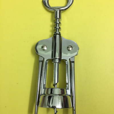 Dụng cụ mở khui nắp chai vang hay bia