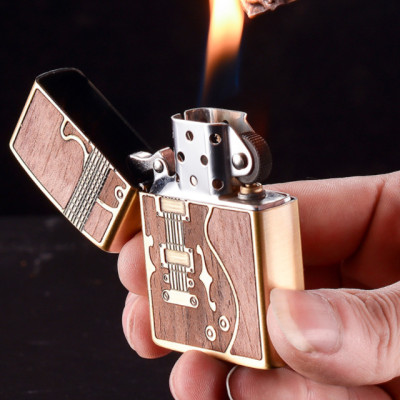 Vỏ Hột Quẹt Bật Lửa Xăng Đá Zorro Ốp Gỗ Z85914 Họa Tiết Hình Cây Đàn Màu Nâu - Dùng Xăng Bấc Đá Cao Cấp