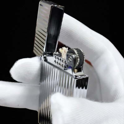 Vỏ Hột Quẹt Bật Lửa Upon Xăng Đá DX06T Họa Tiết Bạc Kẻ Dọc Đẹp Độc Lạ - Dùng Xăng Bấc Đá Cao Cấp