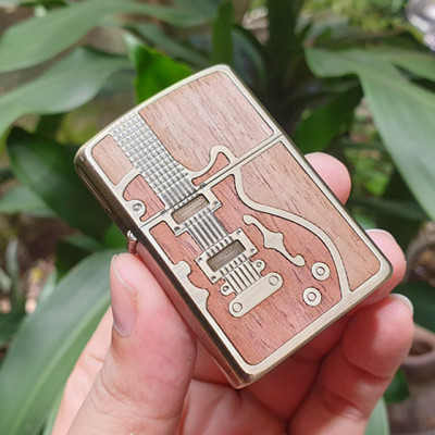 Vỏ Hột Quẹt Bật Lửa Xăng Đá Zorro Ốp Gỗ Z85914 Họa Tiết Hình Cây Đàn Màu Nâu - Dùng Xăng Bấc Đá Cao Cấp