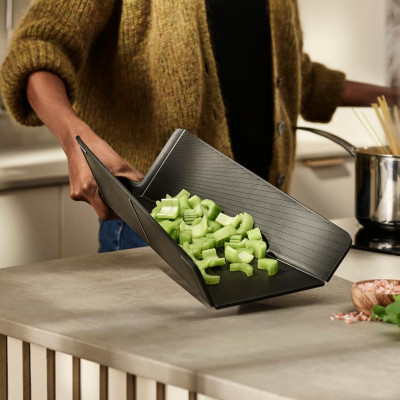 Thớt gấp Chop2Pot Regular Joseph Joseph Đen 2022 005066