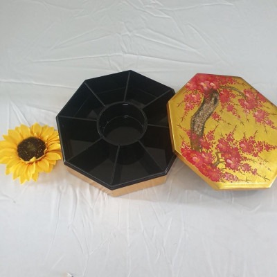 Hộp đựng bánh mứt sơn mài Thanh Bình Lê nền vàng hoa đào đỏ 8 ngăn hàng đẹp và sang trọng