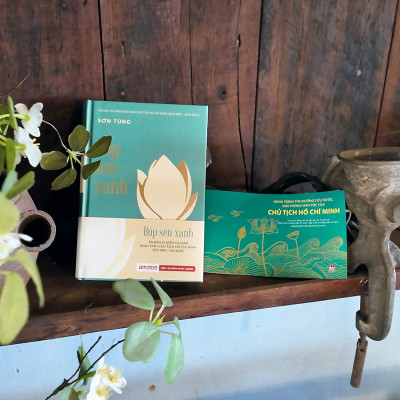 Sách - Búp Sen Xanh - Bìa Cứng - Tặng Kèm Obi + Postcard Hành Trình Cứu Nước - Độc Quyền Fahasa