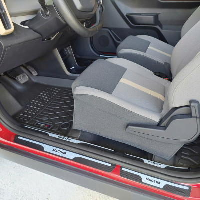 Miếng dán/ decal bảo vệ bậc cửa ô tô – Carbon loại dày – 4 miếng – Chống xước mép cửa cho xe VinFast VF5