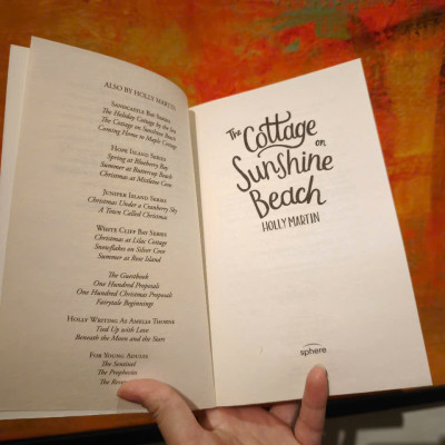 Sách - The Cottage on Sunshine Beach: An utterly gorgeous feel good romantic comedy by Holly Martin