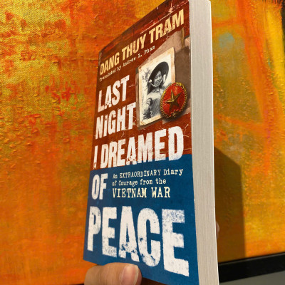 Sách - Last Night I Dreamed Of Peace by Dang Thuy Tram: An extraordinary diary of courage - Hồi ký chiến tranh/Biography Vietnam