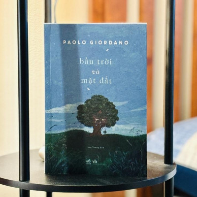 Sách - Bầu trời và mặt đất (Nhã Nam HCM)
