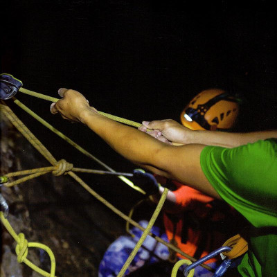 Đá Nhọn Vực Sâu