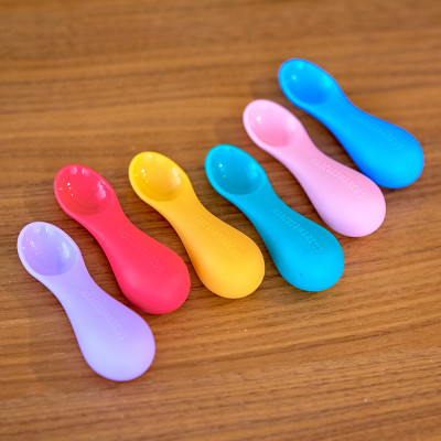 Thìa tập ăn silicon cho bé Palm Grasp Marcus & Marcus, từ 12 tháng