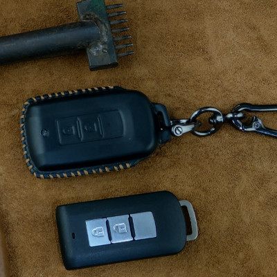 Bao Da Chìa Khóa Ô Tô Handmade Mitsubishi 2 nút Da Bò - hàng chính hãng