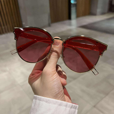 Kính râm Mắt mèo màu đỏ sành điệu cho nữ