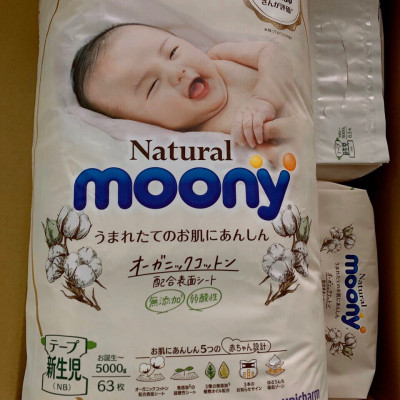 Tã/Bỉm dán Moony Natural Size NB- 63 miếng( bé< 5kg)