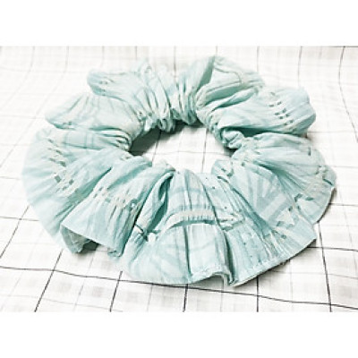 Dây cột tóc scrunchies xanh hoa văn size trung