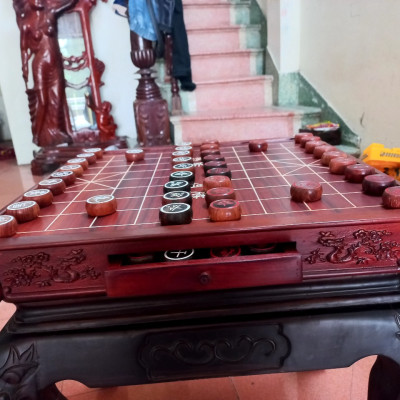 Bự bàn cờ tướng chân cuốn thư có ngăn kéo bằng gỗ hương + quân cờ tiện gù bằng gỗ hương 