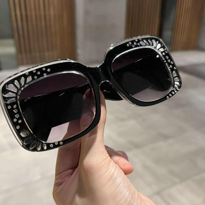 Kính râm đính đá nổi bật sành điệu cho nữ