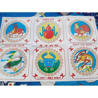 Bộ lắc bầu cua tôm cá hột giấy giải trí vui nhộn hàng Việt Nam gồm bàn giấy 65cm x 43cm và 3 xúc xắc, đồ chơi ngày tết