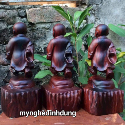 Tượng chú tiểu thong dong bằng gỗ trắc cao 20cm 