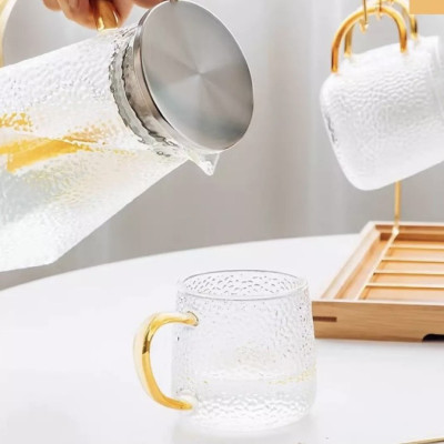 BỘ BÌNH ĐỤNG NƯỚC UỐNG THỦY RINH ĐÁY VUÔNG VÂN DẬP NỔI KÈM 6 CỐC BẦU, KHAY VÀ GIÁ TREO CỐC -VD107