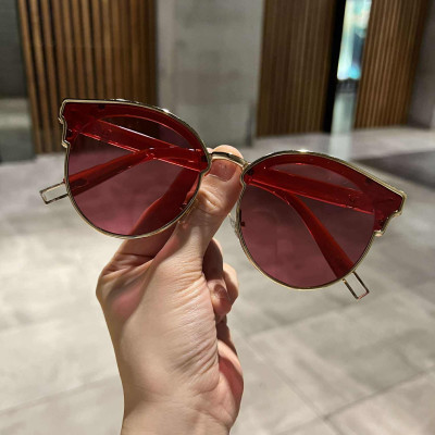 Kính râm Mắt mèo màu đỏ sành điệu cho nữ