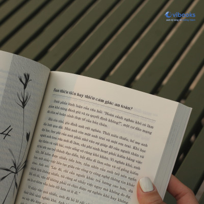 Sách - Phía Cuối Con Đường Hoa Đang Nở