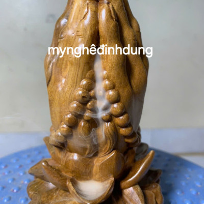 Chắp tay niệm phật bằng gỗ  bách xanh thơm nức cao 15x8x8cm 
