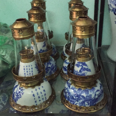 01 Đèn dầu thờ men lam gốm sứ Bát Tràng