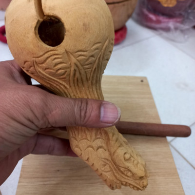 Mõ tụng kinh phật bằng gỗ mít lục lõi không dát ,tay cầm khắc đầu rồng để mộc kt 20×8×6cm