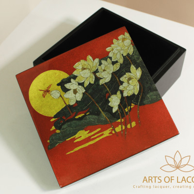 Hộp Lưu Niệm Sơn Mài Họa Tiết Hoa Sen và Trăng