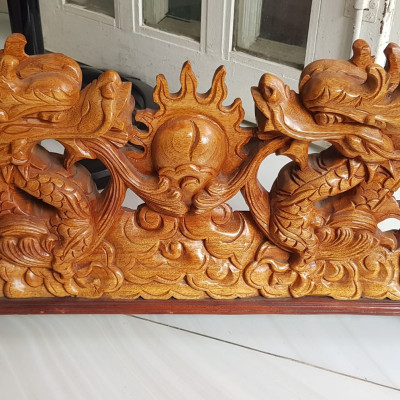 Tượng 2 Con Rồng Lượn Gỗ Gõ màu đỏ size Dài 64cm x Cao 17cm x Sâu 7cm 2 con rồng lượn phun lửa biểu tượng cho sức mạnh của người đứng đầu người lãnh đạo công ty, người chủ trong gia đình thật  trưng phòng khách , bàn làm việc to quà tặng ý nghĩa ạ