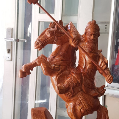 Tượng Quan Công cưỡi ngựa gỗ nu gõ hay gỗ gõ vẽ nu cao 50cm ( tính đao 70cm ) x Ngang 40cm x Sâu 15cm Biểu tượng sức mạnh sự dũng mãnh kiên cường anh chị trưng phòng khách đẹp ạ