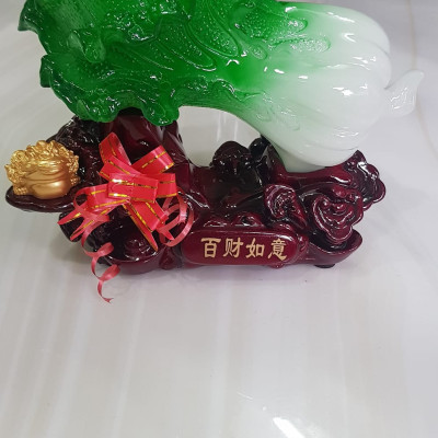 Tượng Bắp Cải Phong Thuỷ Xanh tươi hy vọng Cóc vàng ngậm tiền hút tài lộc của cải vào trên đế gỗ size vừa gọn đẹp lắm Dài 20cm x Cao 18cm x Sâu 9cm Anh Chị trưng phòng khách nhất , công ty, cửa hàng , quà biếu tặng dịp lễ tết, bàn làm việc, bàn thần tài ạ