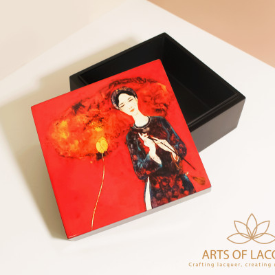 Hộp Lưu Niệm Sơn Mài Họa Tiết Cô Gái và Hoa Sen