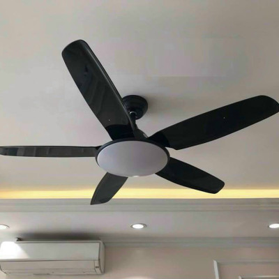 Quạt trần có đèn LED, có điều khiển từ xa, Động cơ ĐC 2 chiều tiết kiệm điện, 6 cấp gió mát nên rất phù hợp với Việt Nam