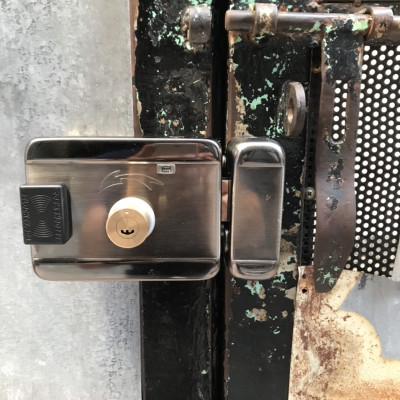 Khoá cổng nguồn Pin 2A mở cửa = thẻ từ  & chìa cơ ( chống nước) - Hàng nhập khẩu