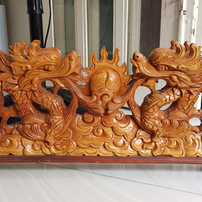 Tượng 2 Con Rồng Lượn Gỗ Gõ màu đỏ size Dài 64cm x Cao 17cm x Sâu 7cm 2 con rồng lượn phun lửa biểu tượng cho sức mạnh của người đứng đầu người lãnh đạo công ty, người chủ trong gia đình thật  trưng phòng khách , bàn làm việc to quà tặng ý nghĩa ạ