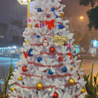 Cây thông noel màu trắng 3m - Tán dày và đẹp, cây thông chắc chắn và dể tháo lắp