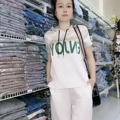 Set áo quần thể thao có nón acetate cao cấp.