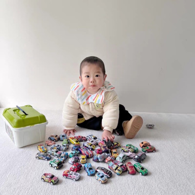 Hộp đồ chơi 30 xe ô tô nhiều màu sắc , nhiều loại 