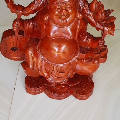 Tượng Gỗ Mỹ Nghệ Phật Di Lặc Gỗ Đứng Tượng Phật Di Lặc Gỗ Đứng Gánh Tiền  Size Cao 39cm x Ngang 39cm x Sâu 16cm  Anh chị trưng: trong nhà, công ty, cửa hàng, trên bàn thờ Thần Tài tốt, may mắn tài lộc ạ