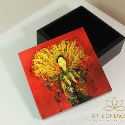 Hộp Lưu Niệm Sơn Mài Họa Tiết Cô Gái Cầm Hoa Sen