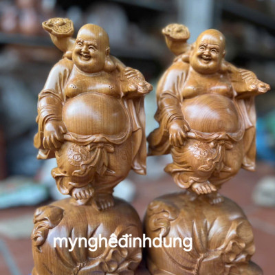 Tượng phật di lặc gánh tải vàng  bằng gỗ bách xanh thơm nức cao 30x12x12cm 